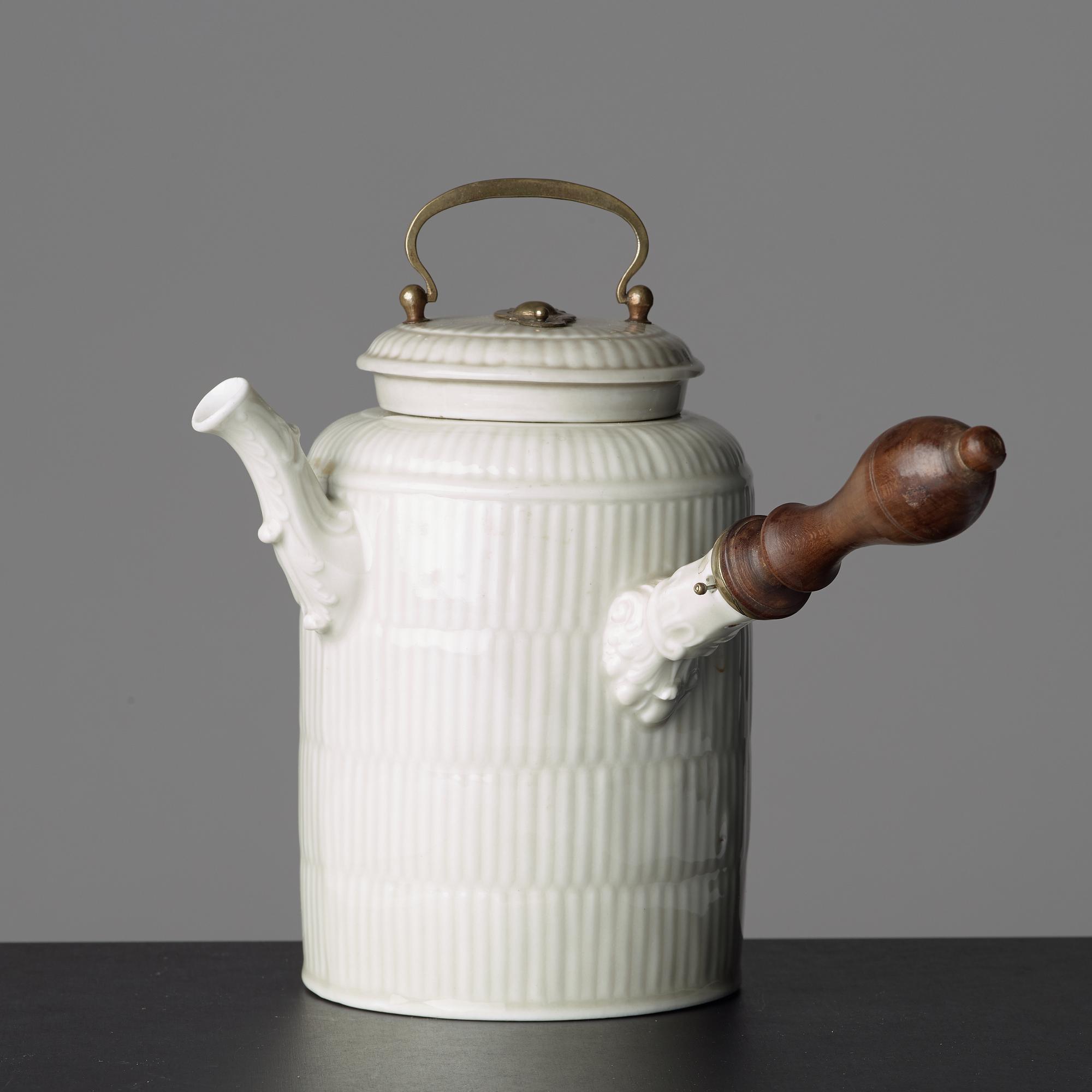 A Meissen chocholat pot with cover, 18th Century.