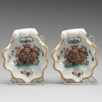UPPLÄGGNINGSSKÅL samt SALTKAR, ett par, kompaniporslin. Qingdynastin, Qianlong (1736-95).