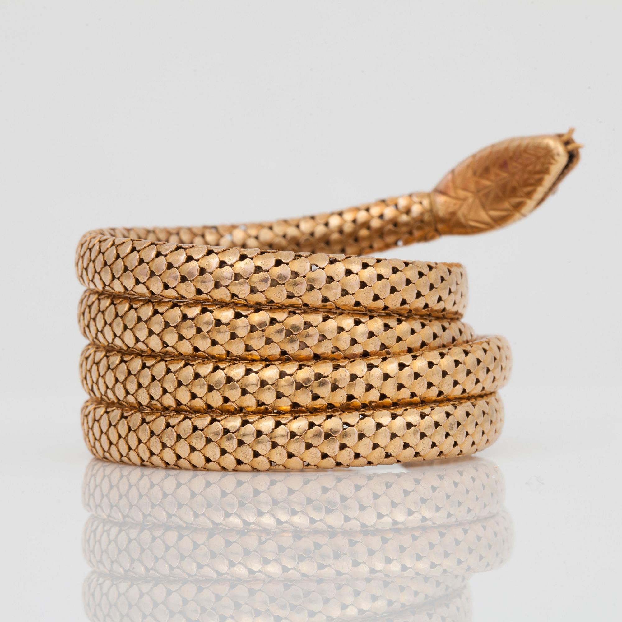 ARMBAND i form av en ledad orm med safir på huvudet och rosenslipade diamanter till ögon. 1840-50-tal. Troligen engelsk.
