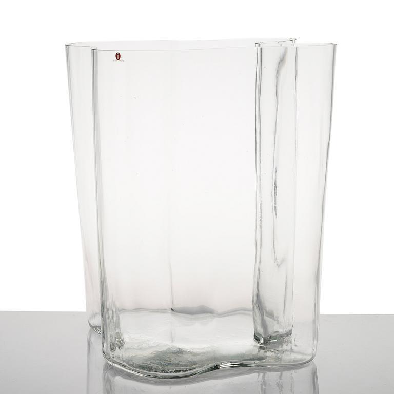 ALVAR AALTO, a signed Alva Aalto '3031' vase for Iittala 1961-1973.