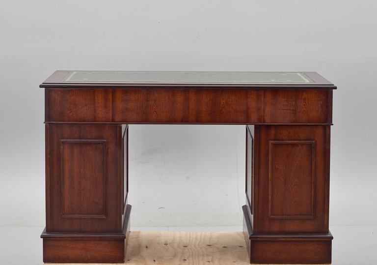 SKRIVBORD, engelsk stil, 1900-talets andra hälft.