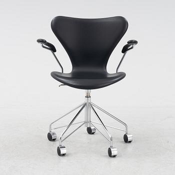 Arne Jacobsen, skrivbordsstol, "Sjuan", Fritz Hansen, daterad 2017.