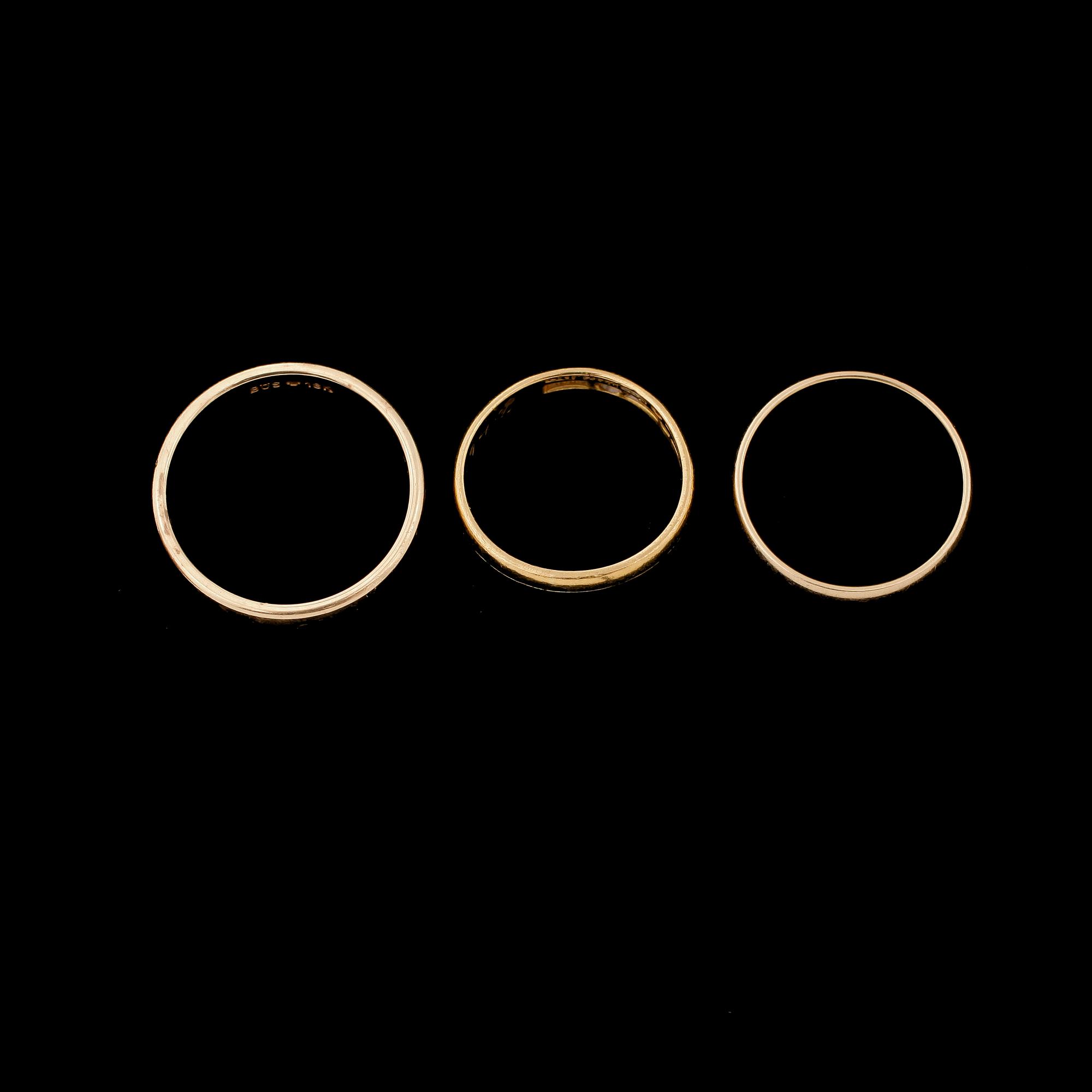 RINGAR, 3st, 2 18k o en 23k guld. Tot.vikt 14,4g.