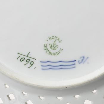 Royal Copenhagen, gallerskål med fat, "Musselmalet", Danmark, 1889-1922.