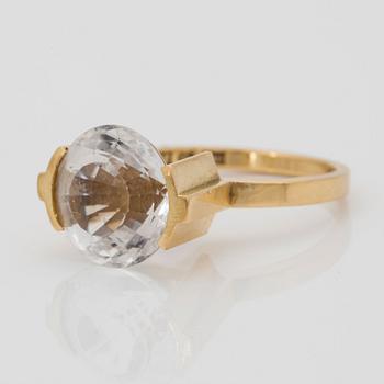 Wiwen Nilsson, ring, 18K guld med fasettslipad bergkristall, Lund 1962.