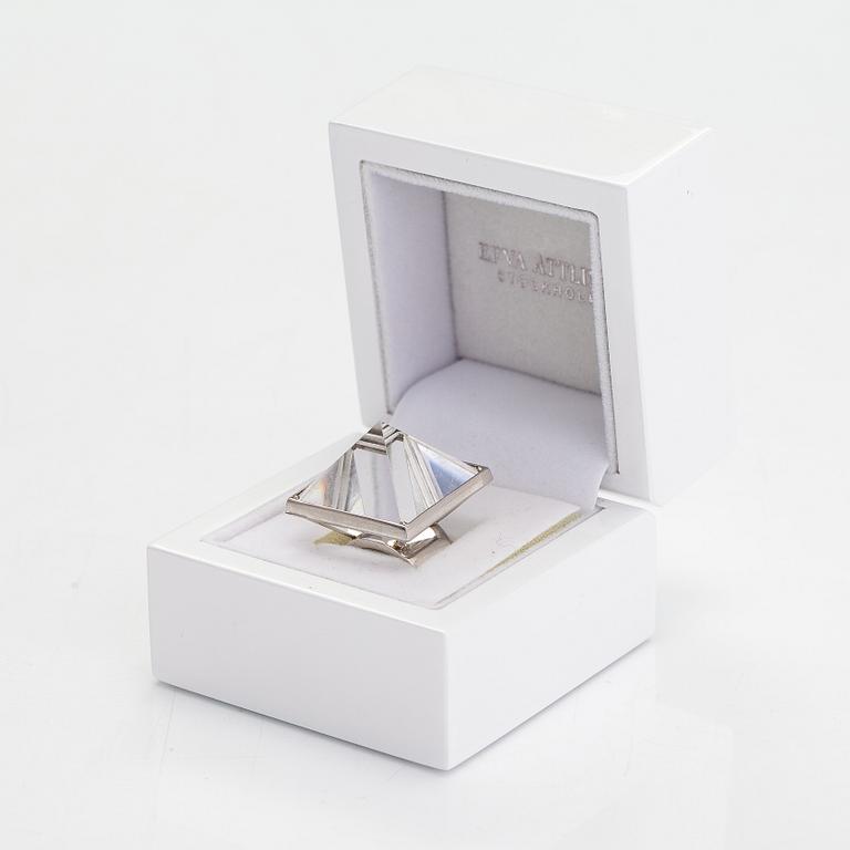 Efva Attling, Sormus "Pyramid & stars", sterlinghopeaa, timantteja n. 0.14 ct yht ja vuorikristalli.