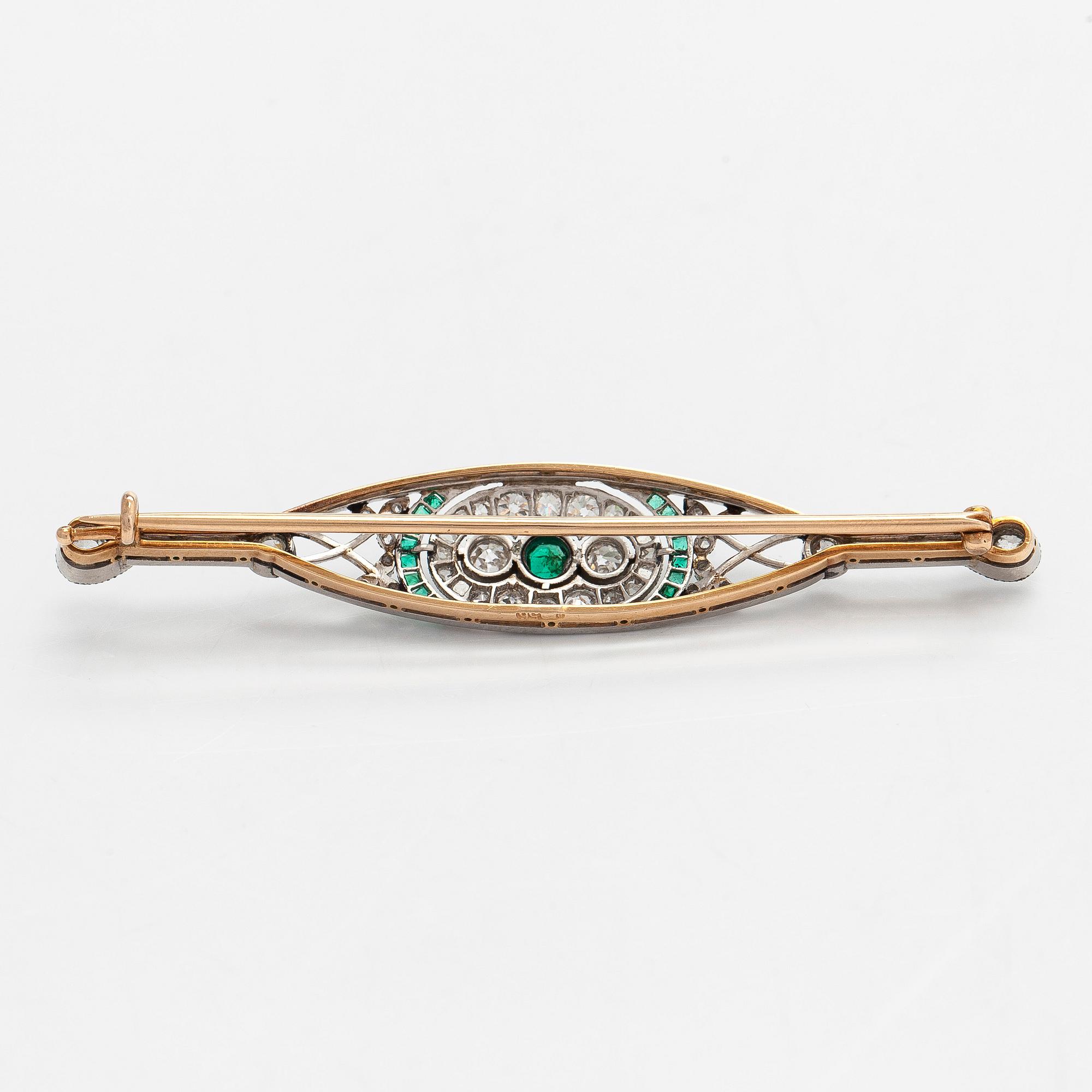 Rintaneula, 14K kultaa/platina, smaragdeja sekä vanha- ja ruusuhiottuja timantteja, Venäjä 1908-26.