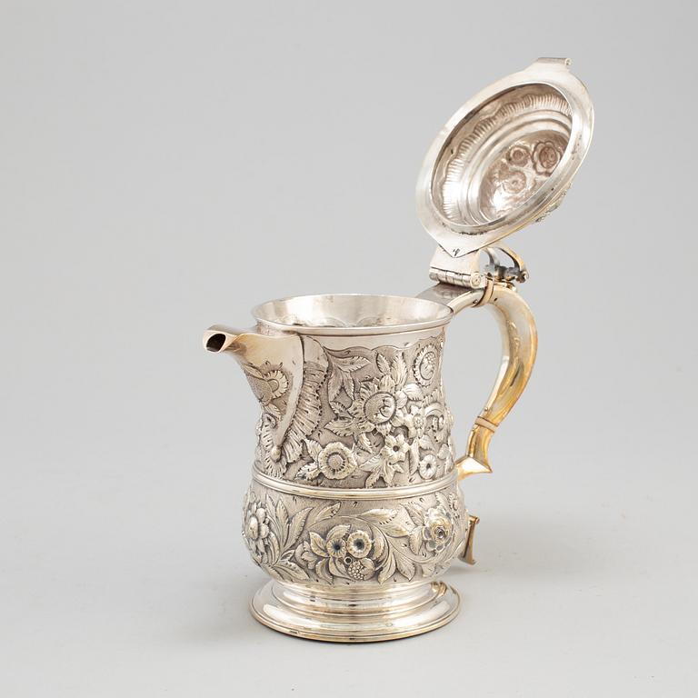 AN ENGLISH SILVER TANKARD, Thomas Whipham & Charles Wright, London 1762.