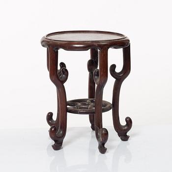 An elegant Chinese hardwood stand, late Qing dynasty/20th Century.