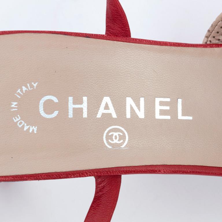 CHANEL, a pair of beige and red leather pumps. Size 39.