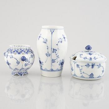 Two vases and a sugarbowl with cover, 'Blue Fluted'/'Musselmalet', Royal Copenhagen, 1898-1923 and later.