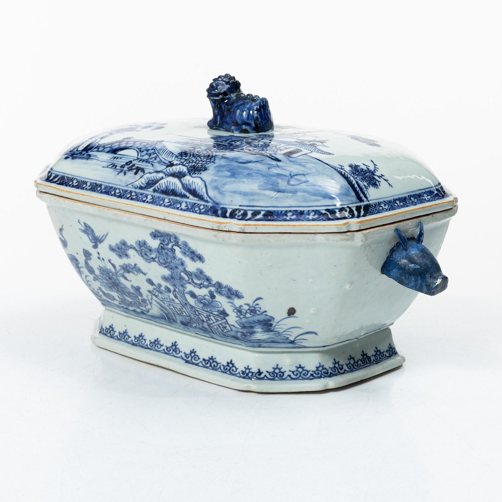 A blue and white export porcelain tureen with cover, and an oval serving dish, China, Qianlong and Jiaqing.