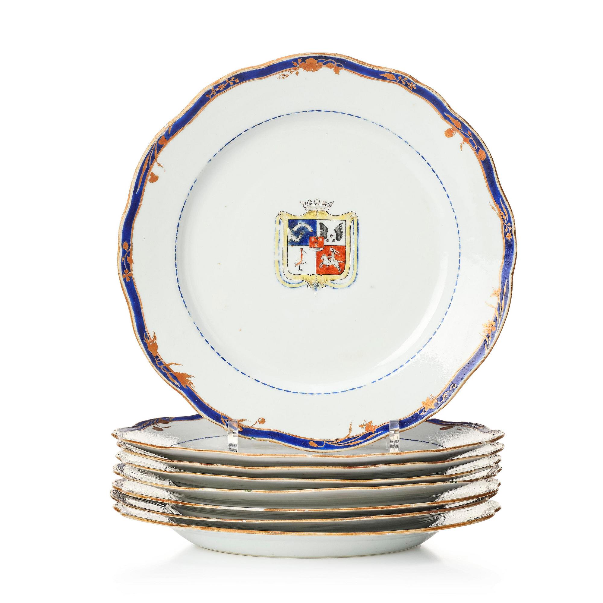 Tallrikar, åtta stycken, vapenporslin. Qing dynastin, 1790-tal.