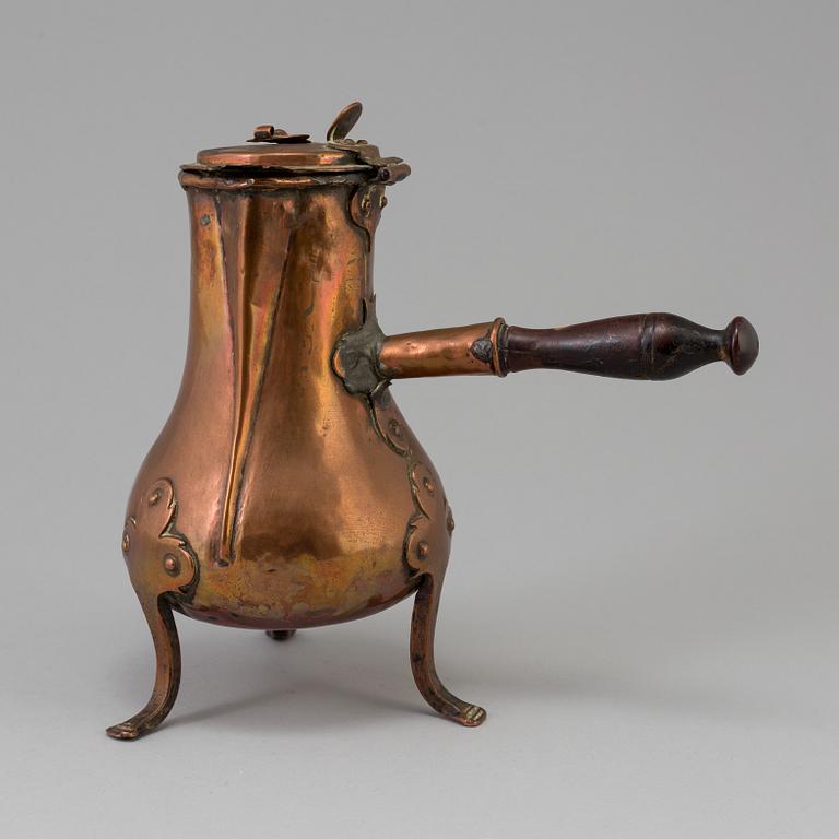 AN 18TH CENTURY COPPER CHOCOLATE POT.