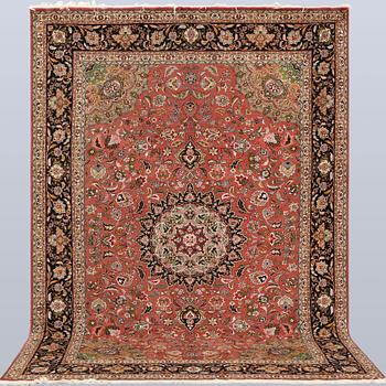 A part silk Tabriz carpet, approx. 50 Raj, 292 x 202 cm.