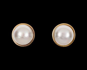 524. EARRINGS, gold and cultured fresh water pearls.