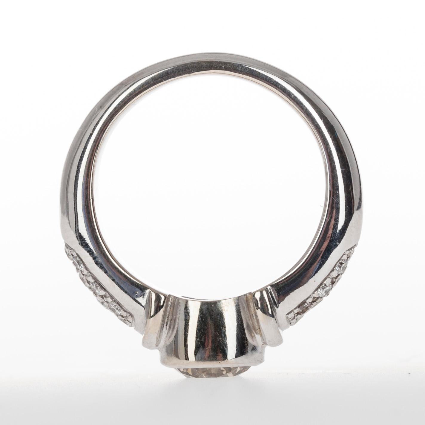 RING, vitguld 18K, briljantslipade diamanter. Mittstenen 1,21 ct, sidostenar tot. 0,30 ct. Vikt 9,9 g.
