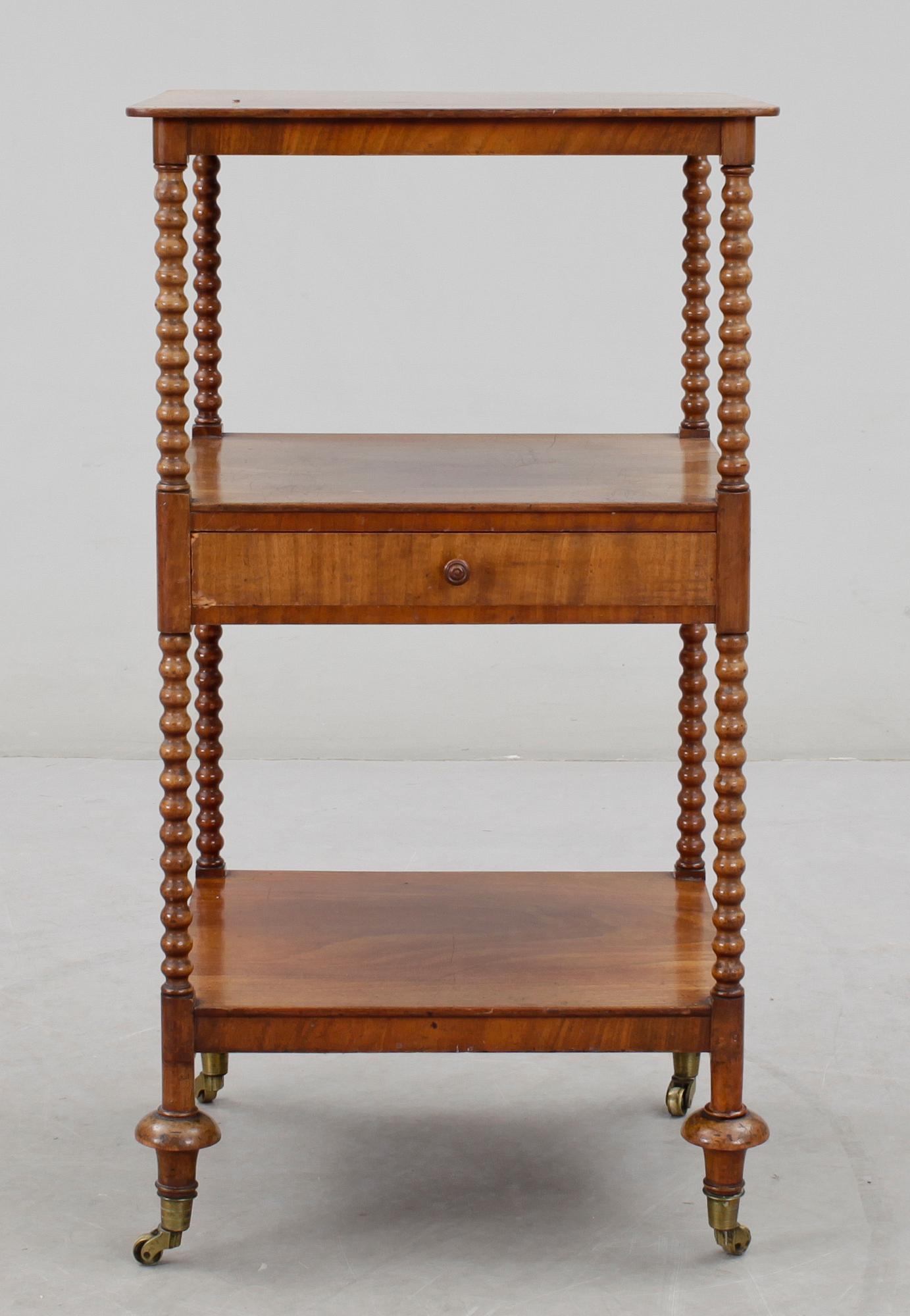 ÉTAGÈRE, omkring sekelskiftet 1900.