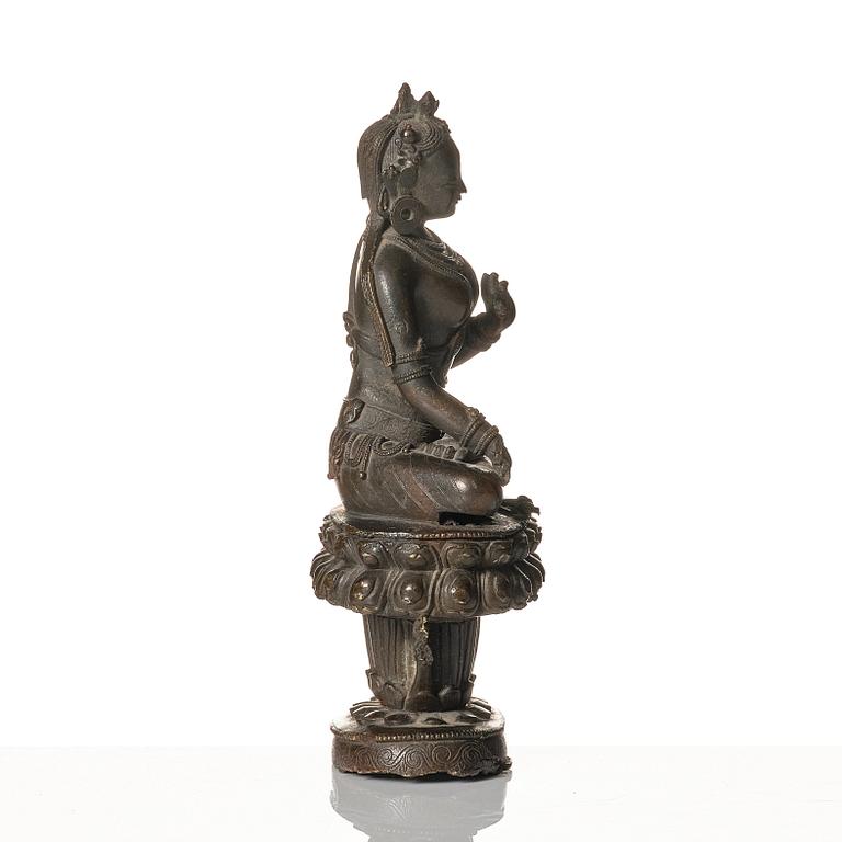 Vit tara, brons. Qingdynastin, Palastil, 16/1700-tal.