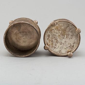 A pair of silver plates coasters, first half of the 20th century.