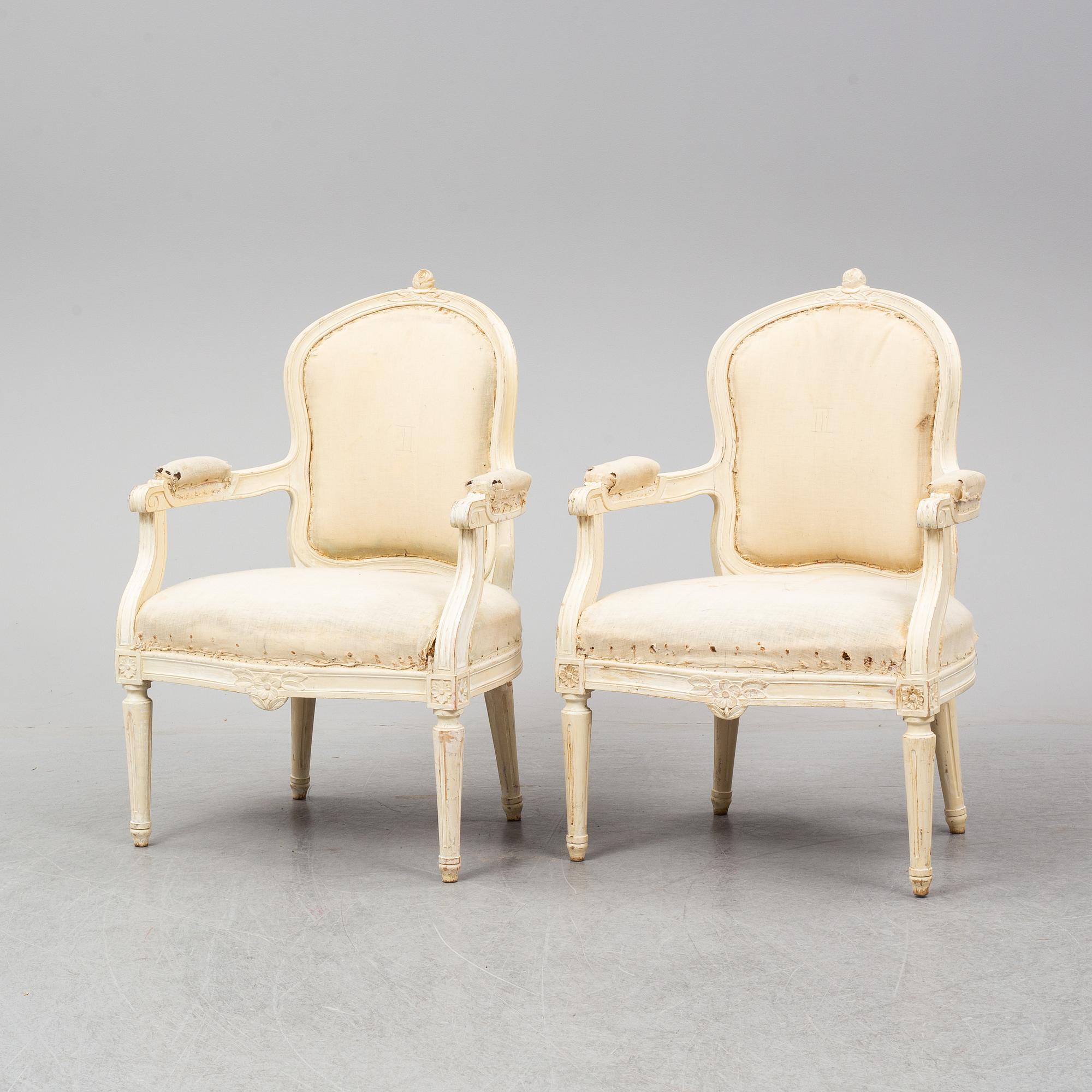 KARMSTOLAR, ett par, gustaviansk stil, 1900-talets första hälft.