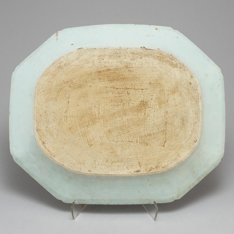 A massive blue and white export porcelain serving dish, Qing dynasty, Qianlong (1736-95).
