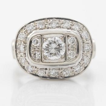 Oval-shaped 18K white gold ring with a brilliant-cut diamond and octagonal-cut diamonds.
