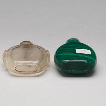 SNUSFLASKOR, två stycken, bergkristall och malakit. Qingdynastin, 1800-tal.