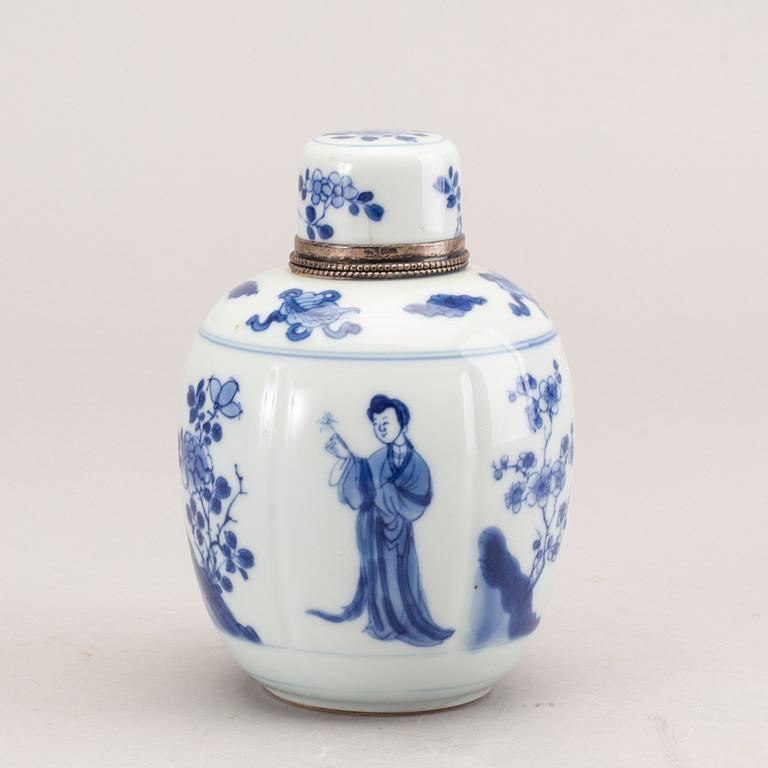 Tedosa med lock, porslin. Qingdynastin, Kangxi (1662-1722).