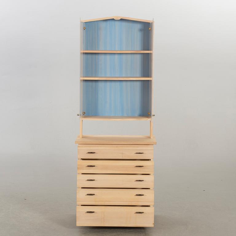 OLOF PIRA, VITRINSKÅP MED UNDERDEL, ur serien "Solid Form" samt "Blå Rand".