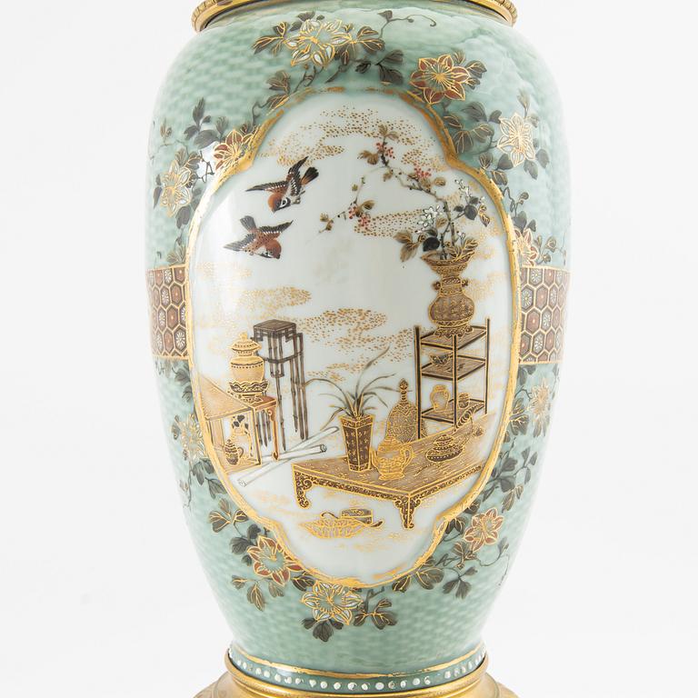 Bordslampa troligen Japan tidigt 1900-tal porslin och metall.