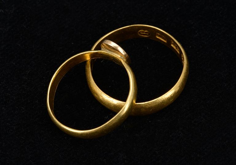 RINGAR 2 st, guld 23 k, samt ostämalad 18 k. 1800-tal. Tot. vikt ca 6,8 g.