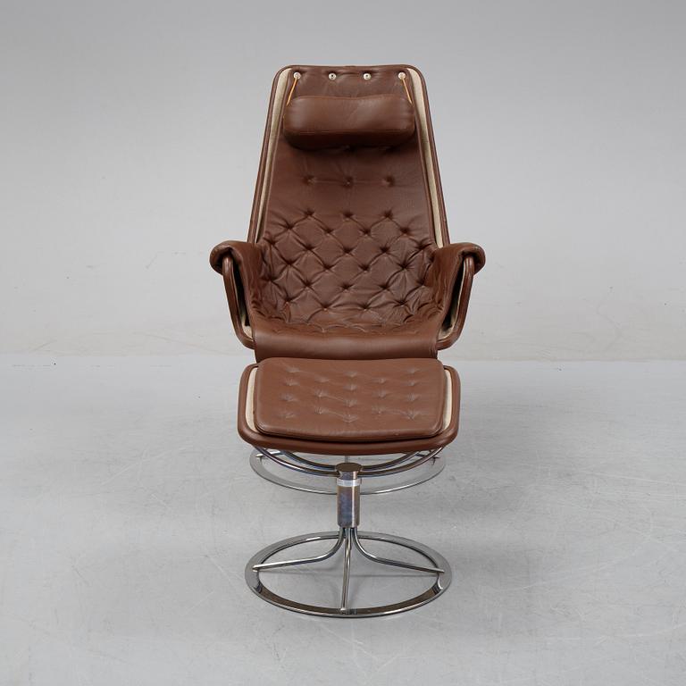 Bruno Mathsson, fåtölj, "Jetson", Dux, 2000-tal, samt fotpall, 'Jetson', Swedese, 2018.