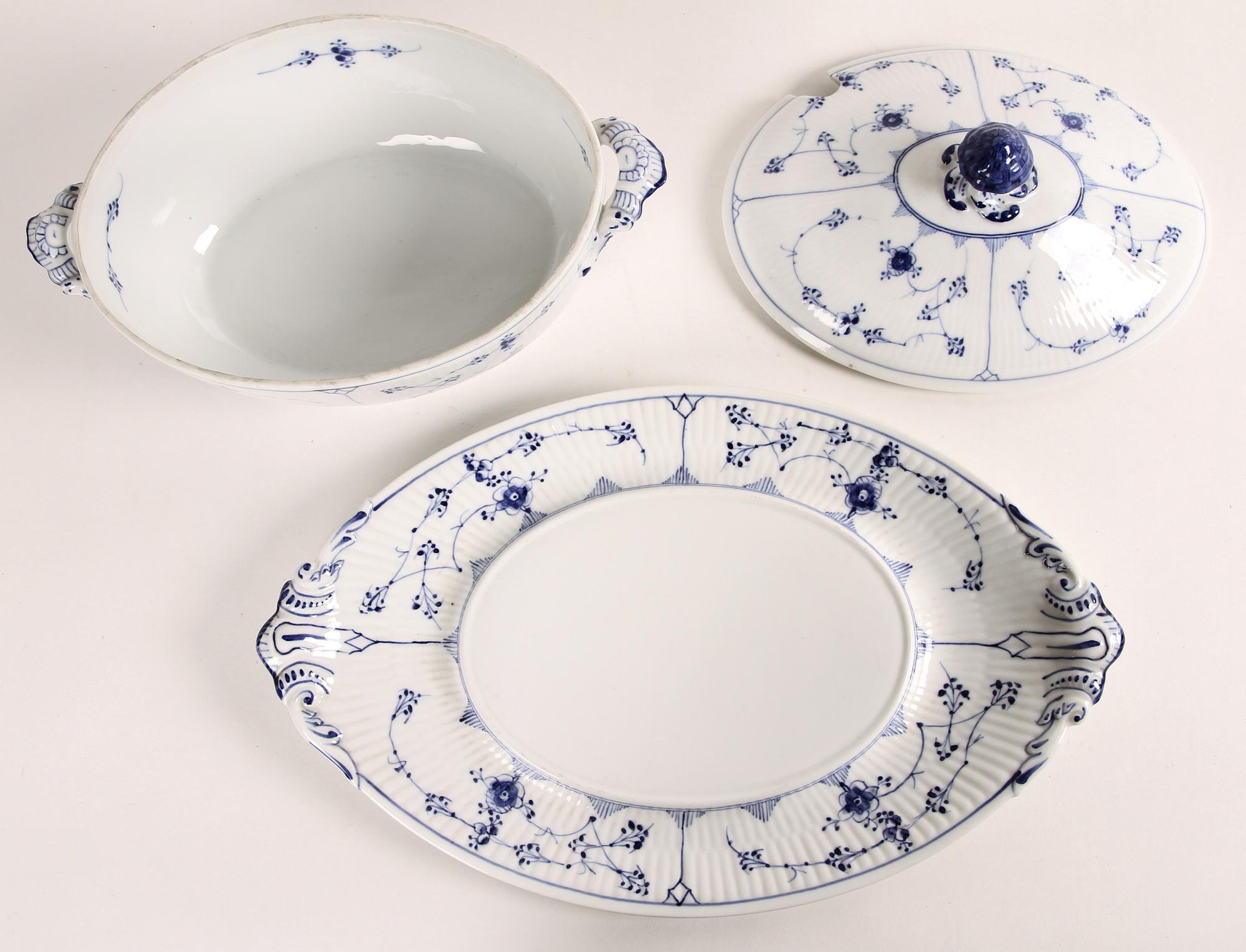 TERRIN MED LOCK OCH FAT, porslin, "Musselmalet", Royal Copenhagen.