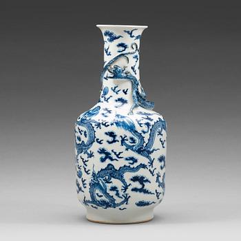 727. A blue and white vase. Qing dynasty, 19th century.