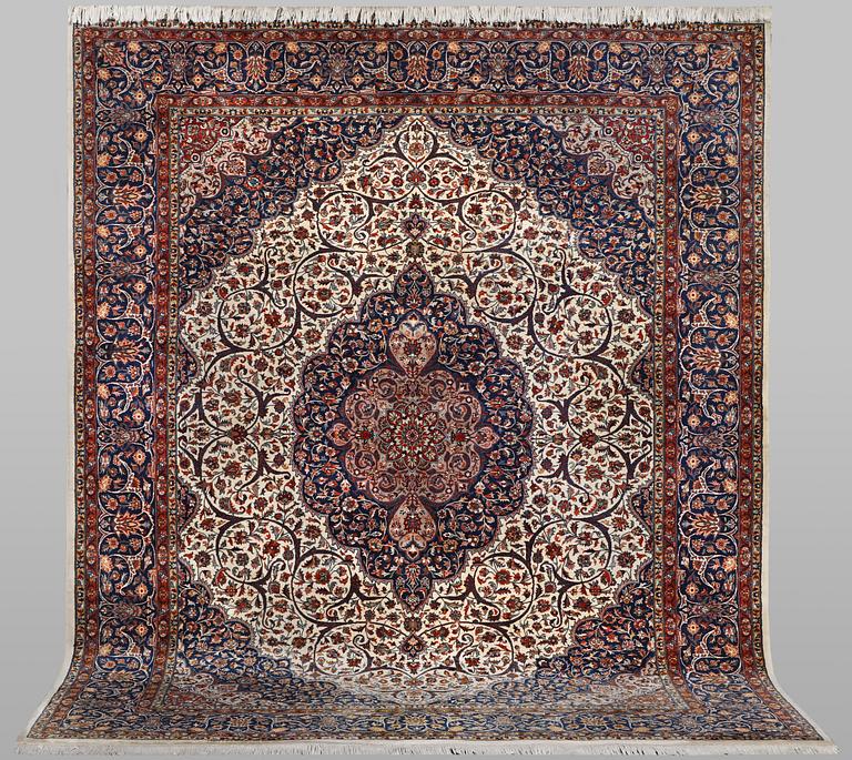 A carpet, Quum, ca 334 x 248 cm.