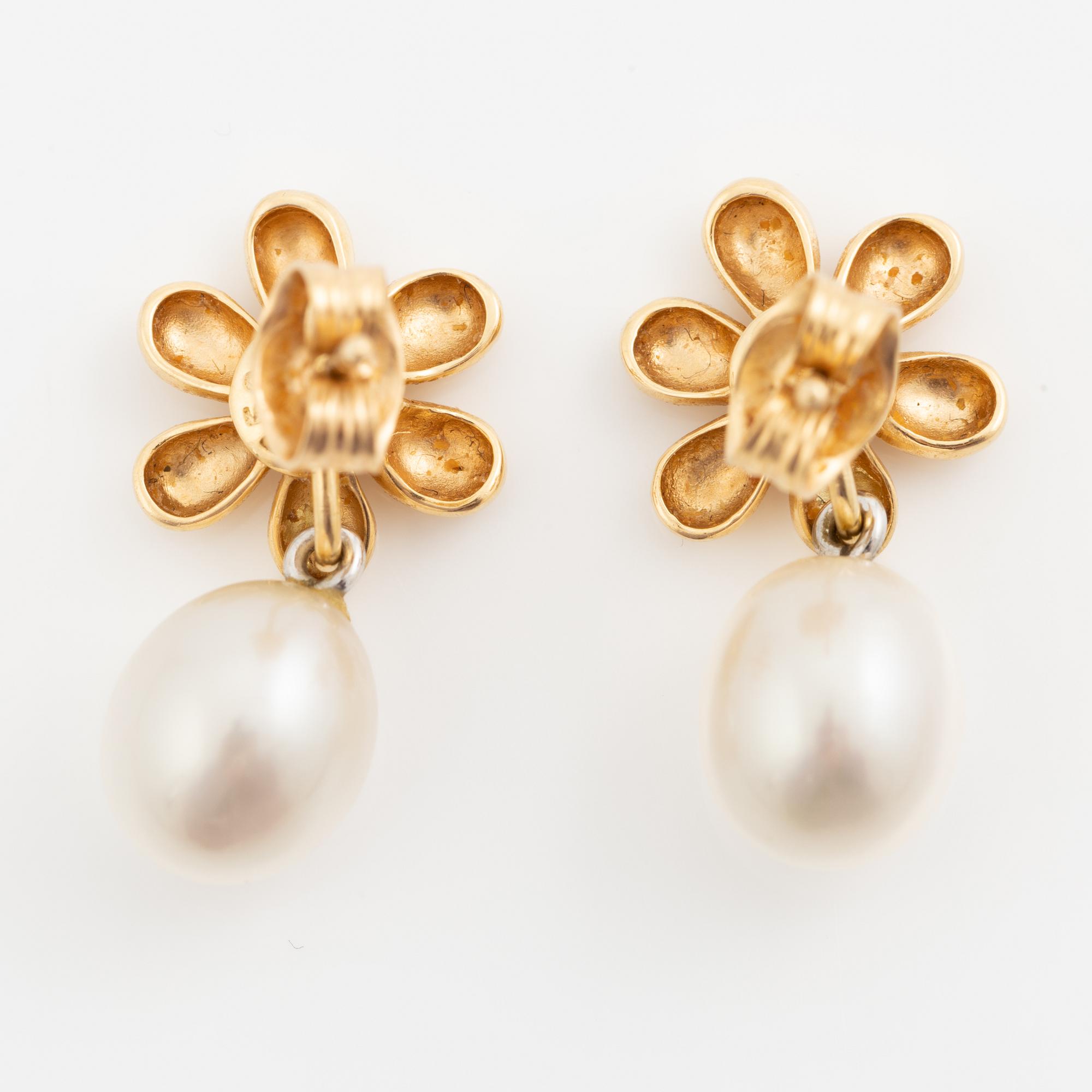 Ole Lynggaard, a pair of earrings in 18K gold set with round brilliant-cut diamonds.