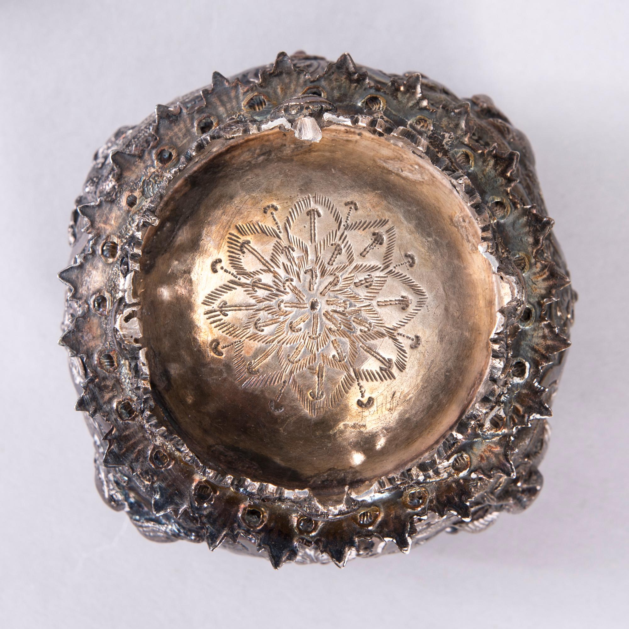 DOSOR, 2 st, och SKÅL, silver, England och Fjärran Östern. Totalvikt ca 241,4 g.