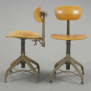 SKRIVBORDSTOLAR, 2 st, industrimodell, Lindqvist verkstads AB, 1900-talets mitt.