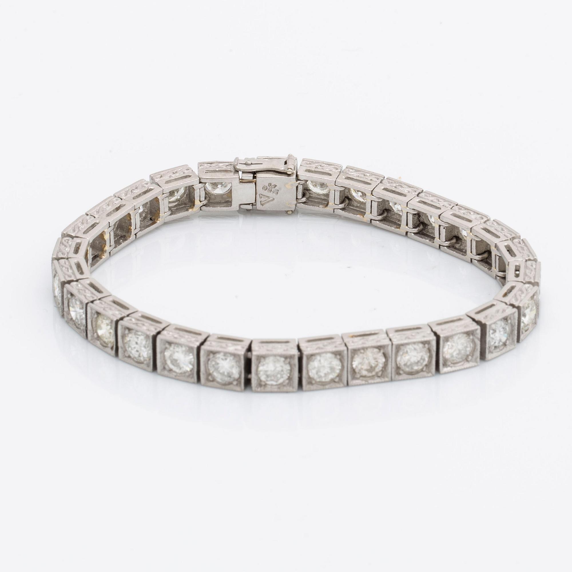 BRACELET paltinum with brillnat-cut diamonds approx 11 ct, Inclusions.
