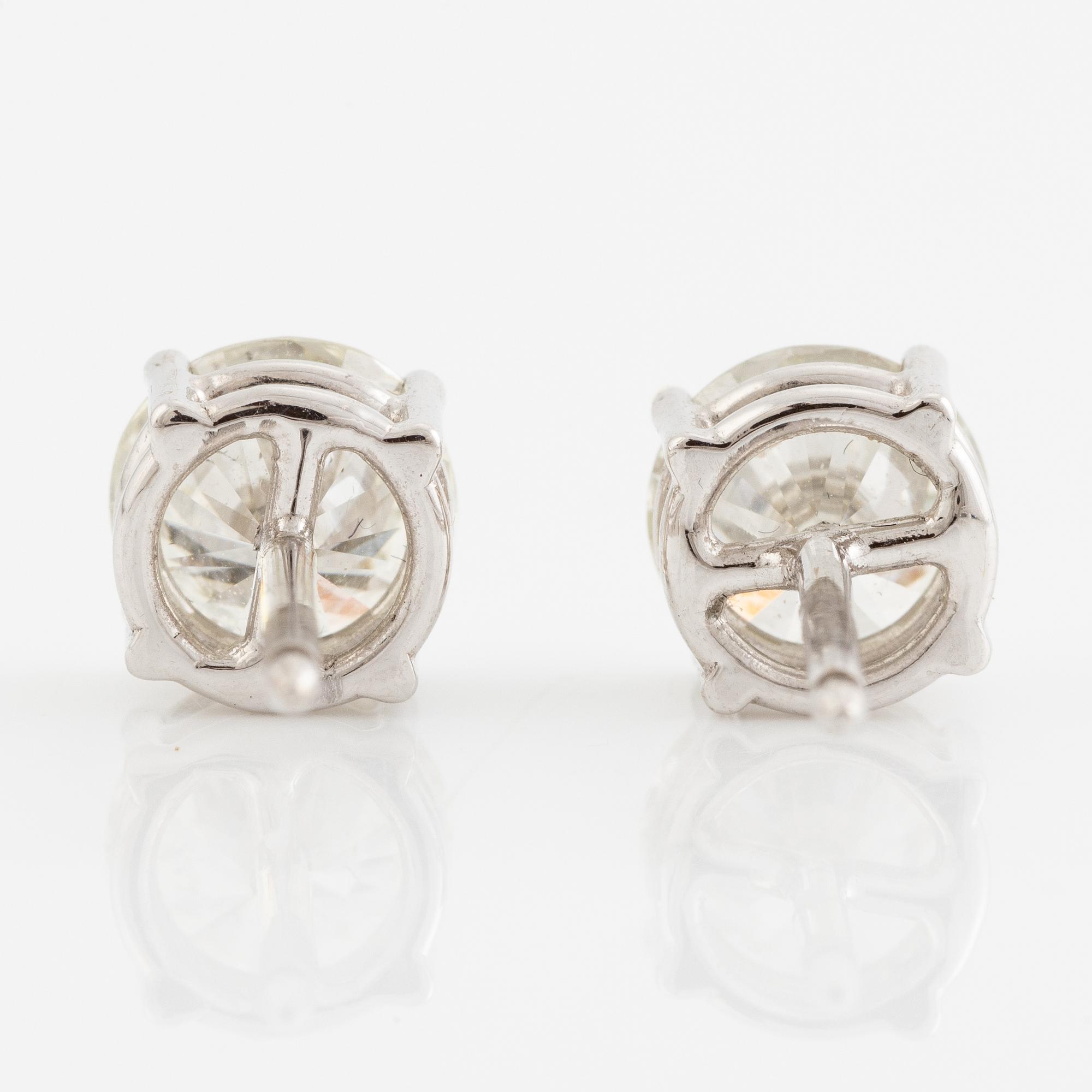 A pair of earrings in 18K gold set with round brilliant-cut diamonds.