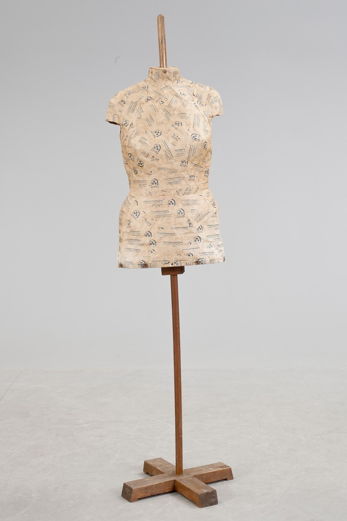 SKYLTDOCKA. 1900-tal.