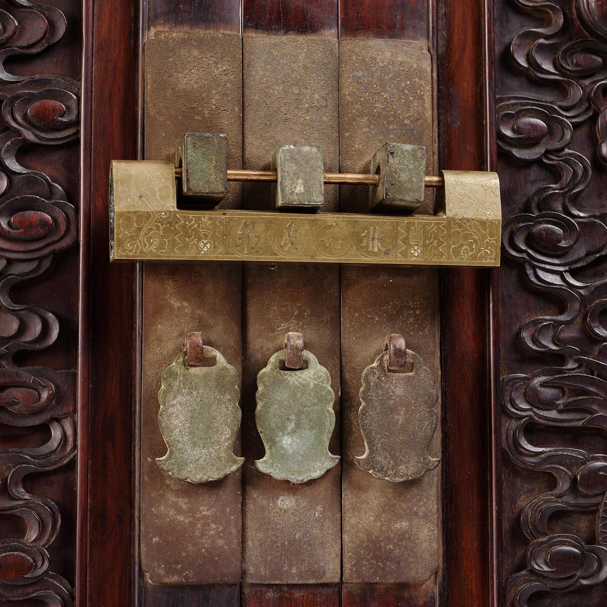 A large Imperial Hongmu compound cabinet, Qing dynasty, 19th century.