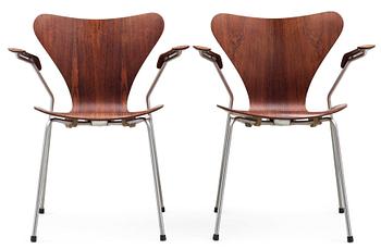 59. ARNE JACOBSEN, karmstolar, ett par, "Sjuan", Fritz Hansen, Danmark 1965.