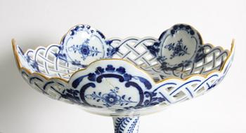 SERVISDELAR, c:a 30 delar, porslin, Meissen, "lökmönstret".