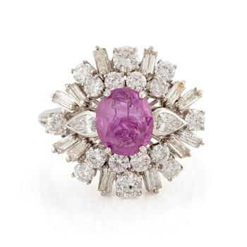 572. An 18K white gold ring set with a ruby and brilliant-cut and baguette-cut diamonds.