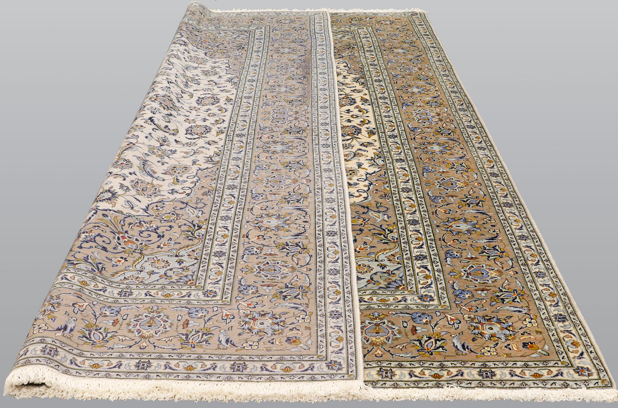 A Kashan carpet, ca 349 x 243 cm.