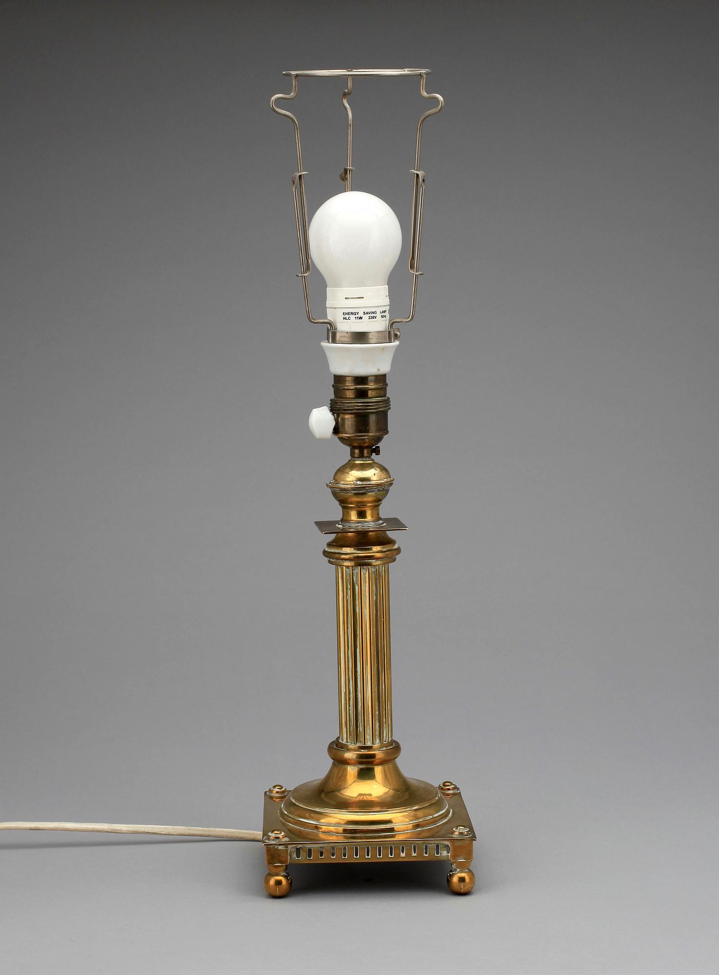 BORDSLAMPA, mässing, gustaviansk stil, 1900-talets början.