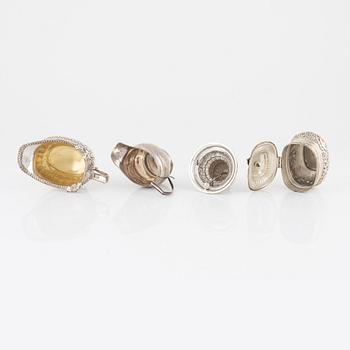 Bordspingla, sockerskrin samt två gräddkannor, silver, bl a London 1811.