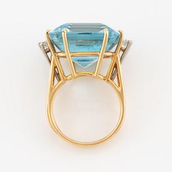Ring 18K guld med en trappslipad akvamarin och runda briljantslipade diamanter, Gunnar Fahlström.